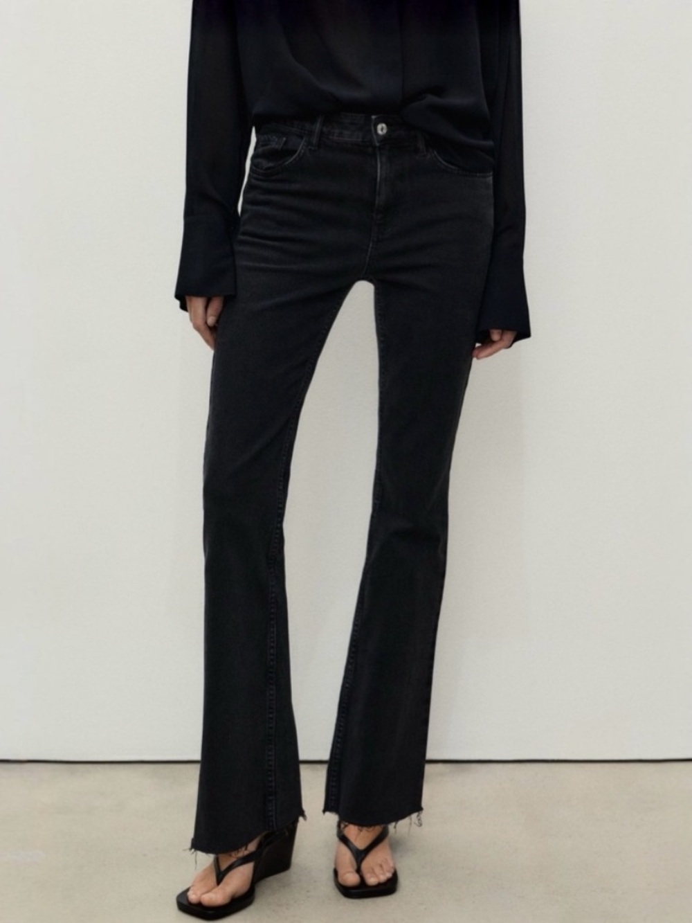 NWT- Mango FIONA FLARED MID-RISE JEANS, raw hem, black, size 10 US